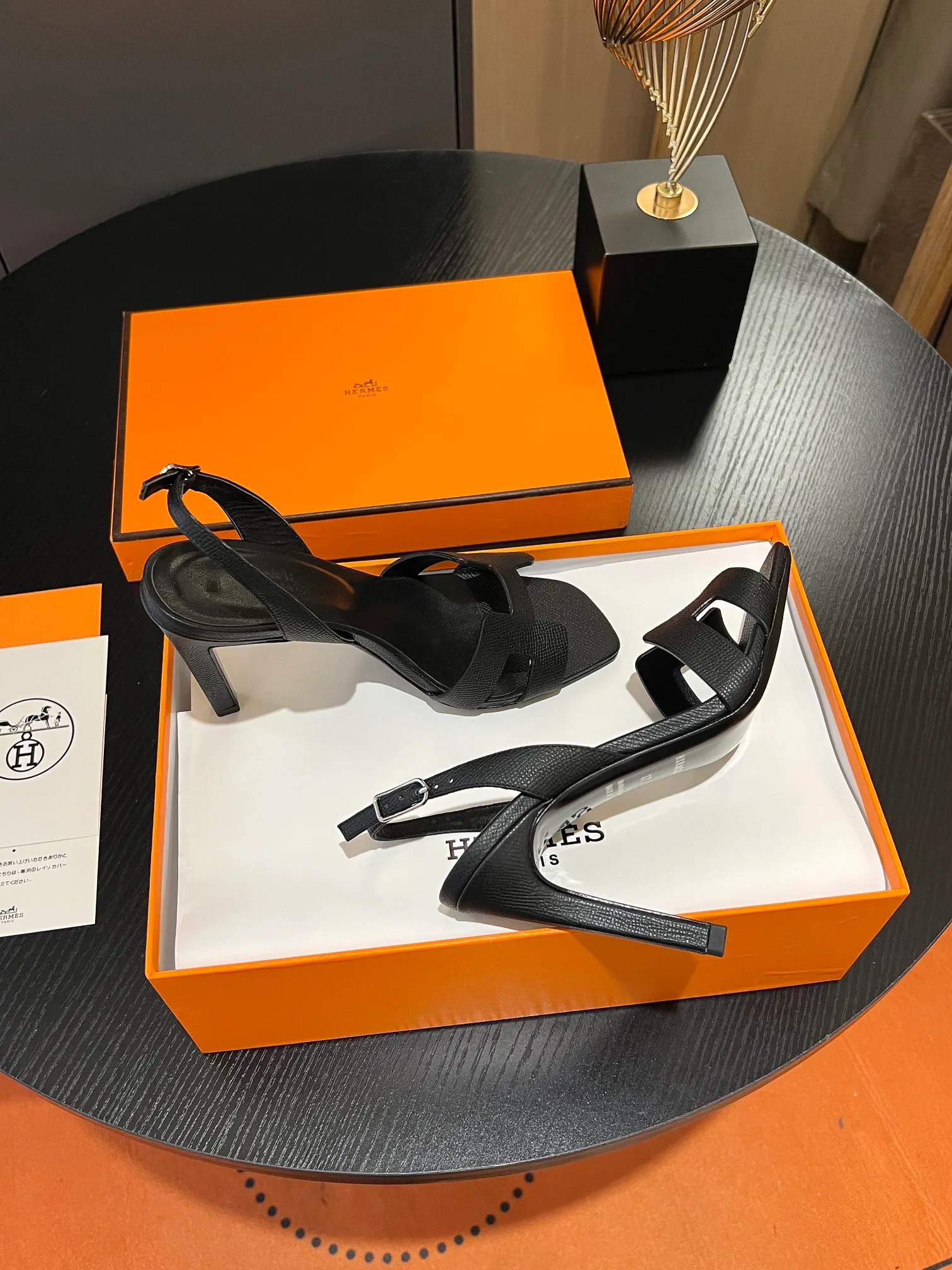 👟👟Ex-factory price 600👟👟Hermès 2023 high-heeled temperament sandals original customization! Counter synchronization! Hermès high heels have always been simple, fashionable and elegant! ! ! It can hold any style of wear, the height of 10.5cm is easy to control, and the feet feel comfortable and pressure-free! The classic and elegant style brings a sense of luxury to your feet! Highly recommended Material: Upper imported calfskin + mixed sheepskin lining Outsole: Italian genuine leather sole Size: 34-42 (34.41.42 customization is non-returnable and non-exchangeable)